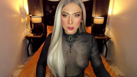 _natashacooper_ online show from June 1, 9:22 am