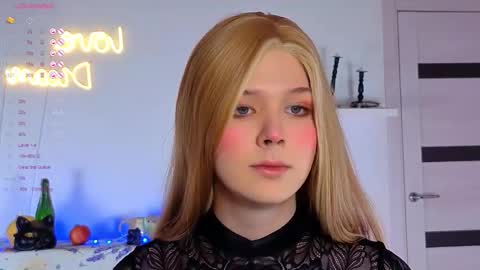 LITTLE FOX online show from November 17, 2:06 pm