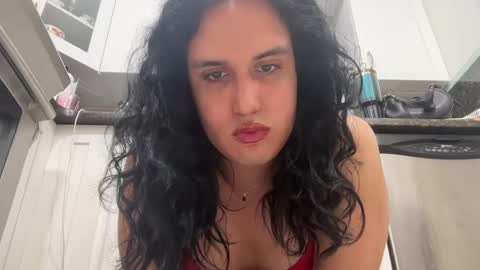 Snapshot of ariawestlove chatting on December 3, 6:10 am Aria online show from December 3, 6:10 am