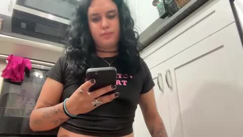 Snapshot of ariawestlove chatting on December 4, 6:49 am Aria online show from December 4, 6:49 am