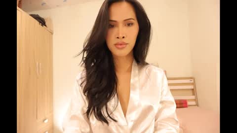 bee_thai online show from February 21, 8:05 pm