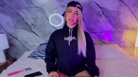 blonde_angelic online show from June 23, 4:31 am