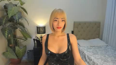 bombshelllaurax online show from December 20, 2:23 pm