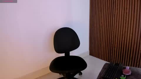 candyglow_ online show from May 12, 6:05 pm