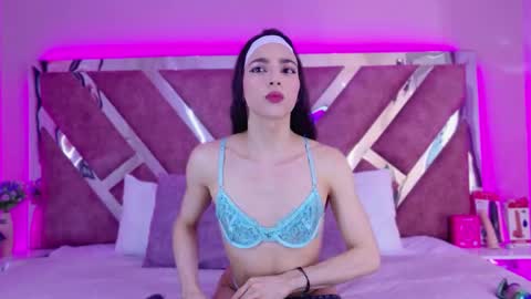 candyluxury_ online show from May 19, 12:12 pm