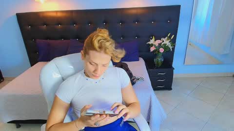 CHLOE online show from December 11, 8:39 pm