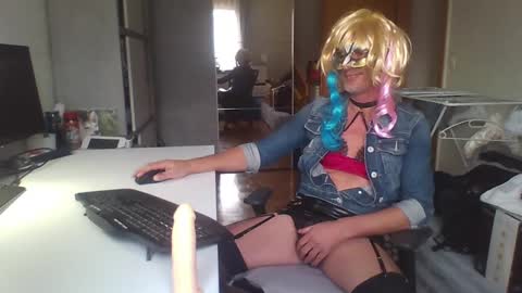 newcumer online show from January 8, 12:15 pm