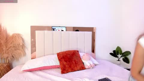 doll_isa_ online show from April 13, 8:35 pm