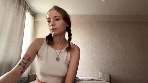 Snapshot of geneviveseay chatting on September 17, 12:10 pm Emmi online show from September 17, 12:10 pm