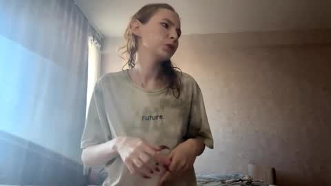 Snapshot of geneviveseay chatting on September 22, 12:32 pm Emmi online show from September 22, 12:32 pm