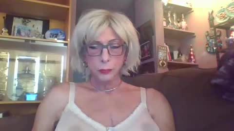 Snapshot of girlinrock chatting on October 21, 12:47 am Girlinrock online show from October 21, 12:47 am