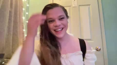 Snapshot of holly23hopefull chatting on December 13, 4:33 am Hollys Drive threw Side Of CB. online show from December 13, 4:33 am