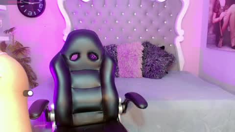 honey_moontsts online show from April 12, 11:57 am