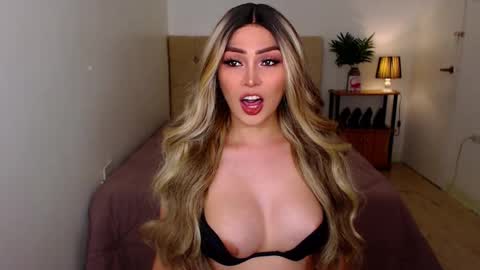 QUEEN SUSSIE BROWN online show from February 25, 8:30 am