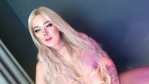 Snapshot of im_ur_nightmare chatting on December 12, 11:03 pm Candy Moore online show from December 12, 11:03 pm