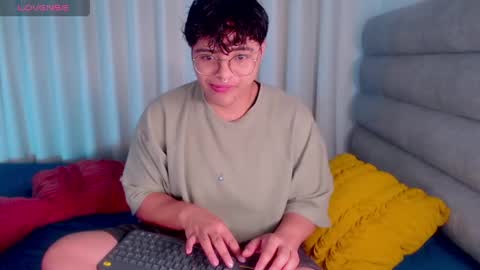 Isabella Mout  online show from May 27, 12:35 pm