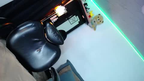 y  online show from October 3, 9:09 am