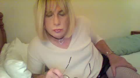 Snapshot of izzy_mchoney chatting on September 10, 12:42 am izzy_mchoney online show from September 10, 12:42 am