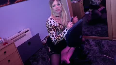 Jessiessicaxx online show from December 15, 1:54 pm