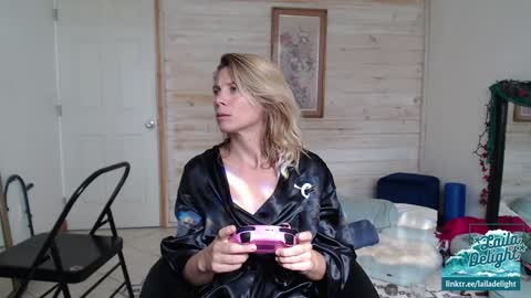 Snapshot of lailagetsnaked chatting on February 8, 9:46 pm Laila Delight Goddess of Light online show from February 8, 9:46 pm