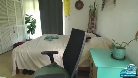 Snapshot of lailagetsnaked chatting on October 11, 7:38 pm Laila Delight Goddess of Light online show from October 11, 7:38 pm