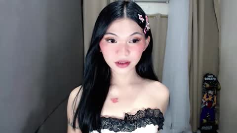 littlelace_ online show from April 10, 9:37 am