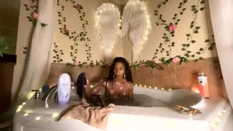 luvvlee online show from October 24, 8:36 pm