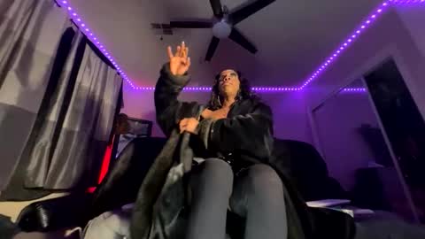 luvvlee online show from November 18, 8:31 pm