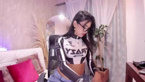 Snapshot of maddy_cooper_ chatting on October 14, 9:26 pm Maddy online show from October 14, 9:26 pm