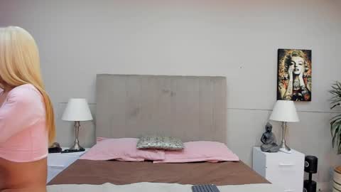 Mia Zoe online show from May 23, 3:35 am