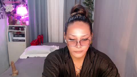 Snapshot of midnightraven27 chatting on December 3, 6:33 pm  Dont forget to follow online show from December 3, 6:33 pm