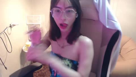 ELYSE A SIMPLE GIRL online show from February 14, 11:31 am