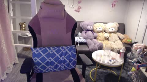 ELYSE A SIMPLE GIRL online show from March 31, 12:40 pm