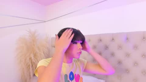 nahomyrusell online show from April 11, 1:37 pm