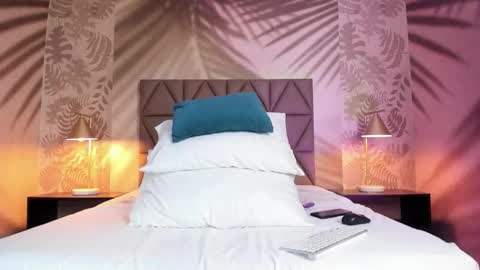 Scarleet online show from October 30, 8:30 pm