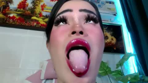 YOUR GIRLFRIEND online show from April 3, 9:57 pm