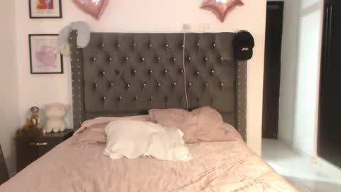 sararoussee online show from March 11, 11:04 pm