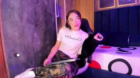 Small Hot19 online show from April 17, 10:18 am