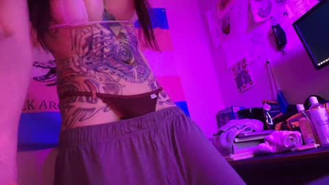 Snapshot of thighsnacks chatting on December 4, 3:31 am snacks online show from December 4, 3:31 am