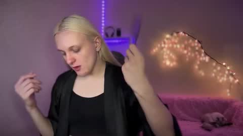 Snapshot of tiffany2005 chatting on October 28, 10:02 am Amira online show from October 28, 10:02 am