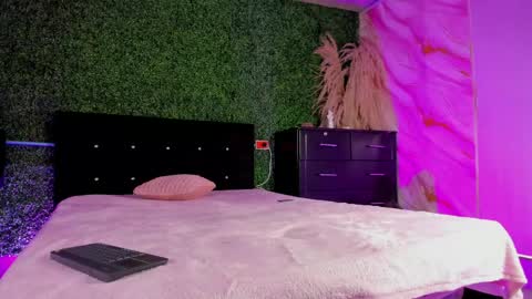 tiffanyy_deluxe online show from April 18, 3:14 pm