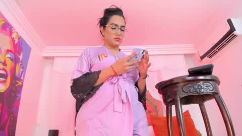 Juliana Giiraldo  online show from September 15, 1:05 pm