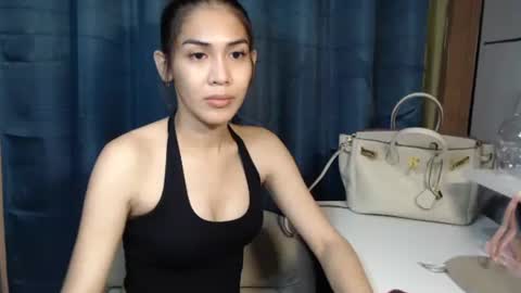ItsUrsElla online show from December 30, 2:51 pm