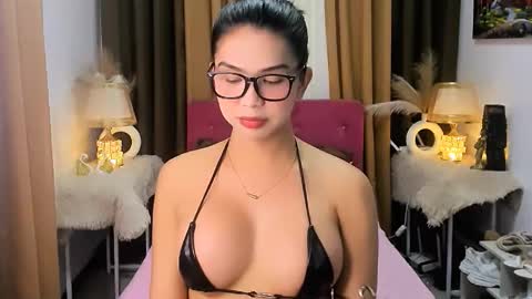 urwildest_margaret online show from November 17, 11:32 am