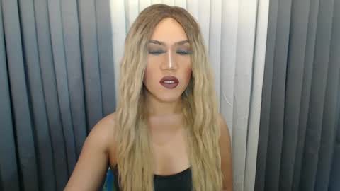 GWEN THOMPSON .......   online show from December 9, 5:52 pm