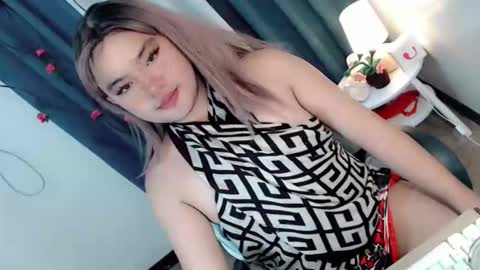 its me MADEL online show from April 4, 7:28 am