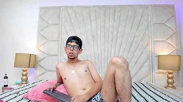 Derek and Skarlet online show from March 1, 7:26 pm