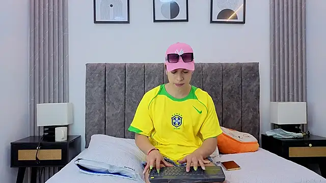 Luciana Ortiz1 online show from December 15, 1:27 pm