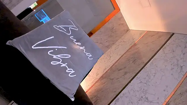 Keila Mendoza online show from November 15, 3:54 pm