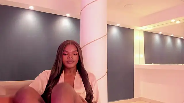 CamiEstrada online show from March 15, 8:00 am